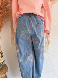 LÄSSIGE JEANS MIT ROMANTISCHEM BLUMENPRINT - ONE SIZE -