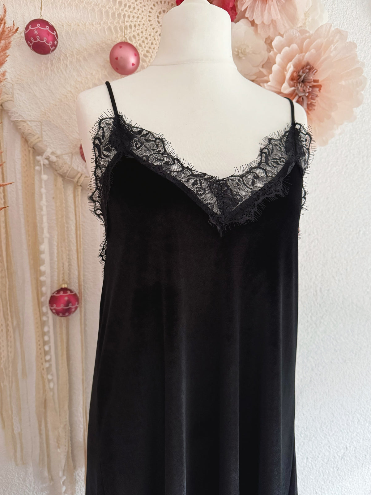 SLIP-DRESS AUS SAMT MIT SPITZENBORDÜRE - ONE SIZE -