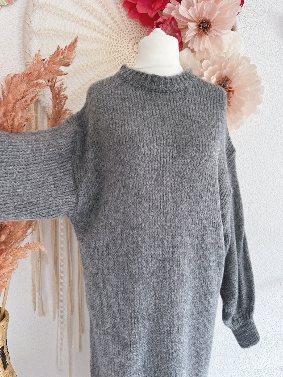 KUSCHELIGES STRICKKLEID MIT SPITZENSAUM IN GRAU - ONE SIZE -