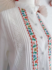 ROMANTISCHE FOLKLORE-BLUSE MIT LOCHSTICKEREI - VERSCH. GRÖßEN -