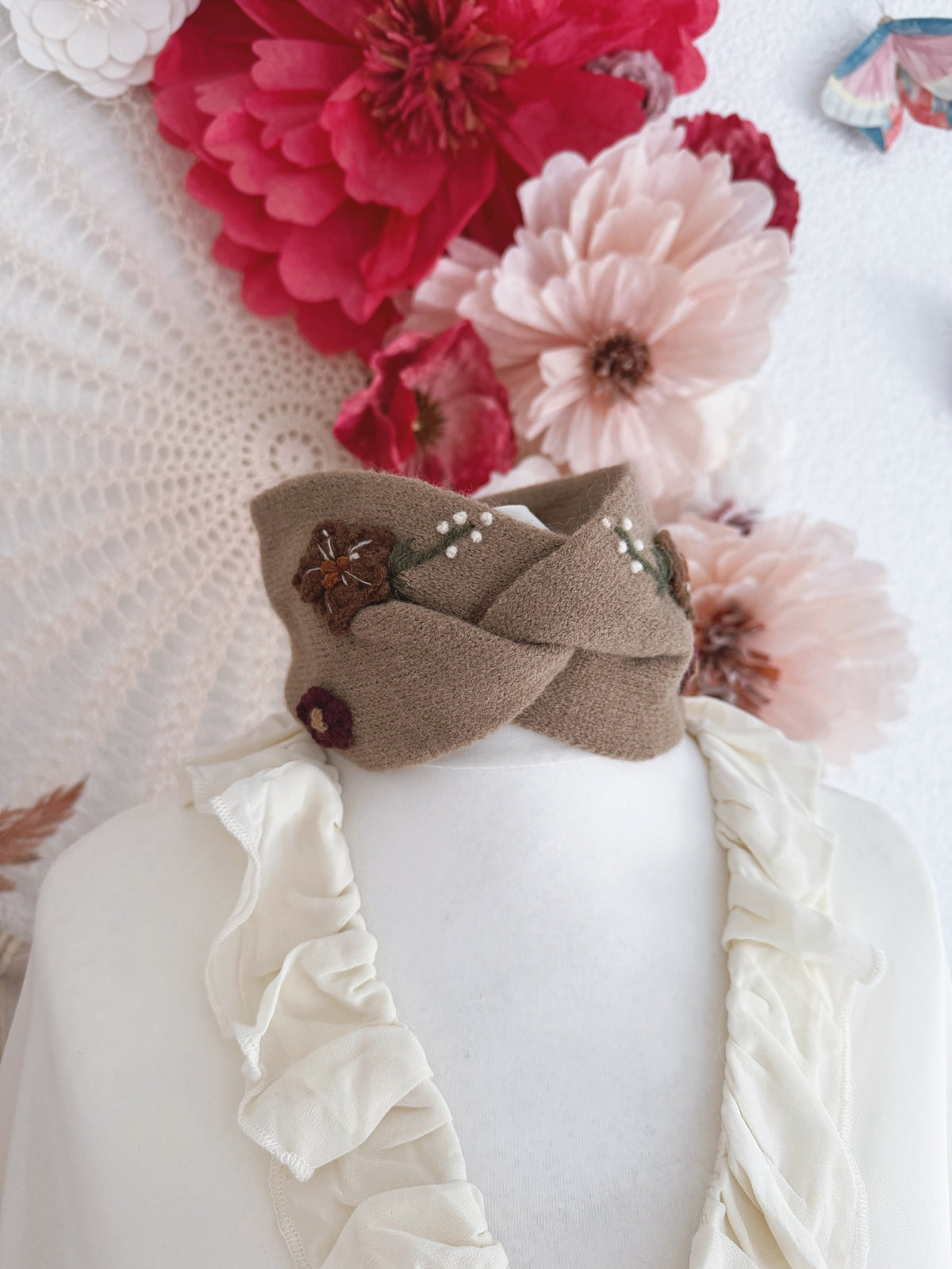 STIRNBAND MIT KNOTEN & STICKEREIEN - TAUPE -