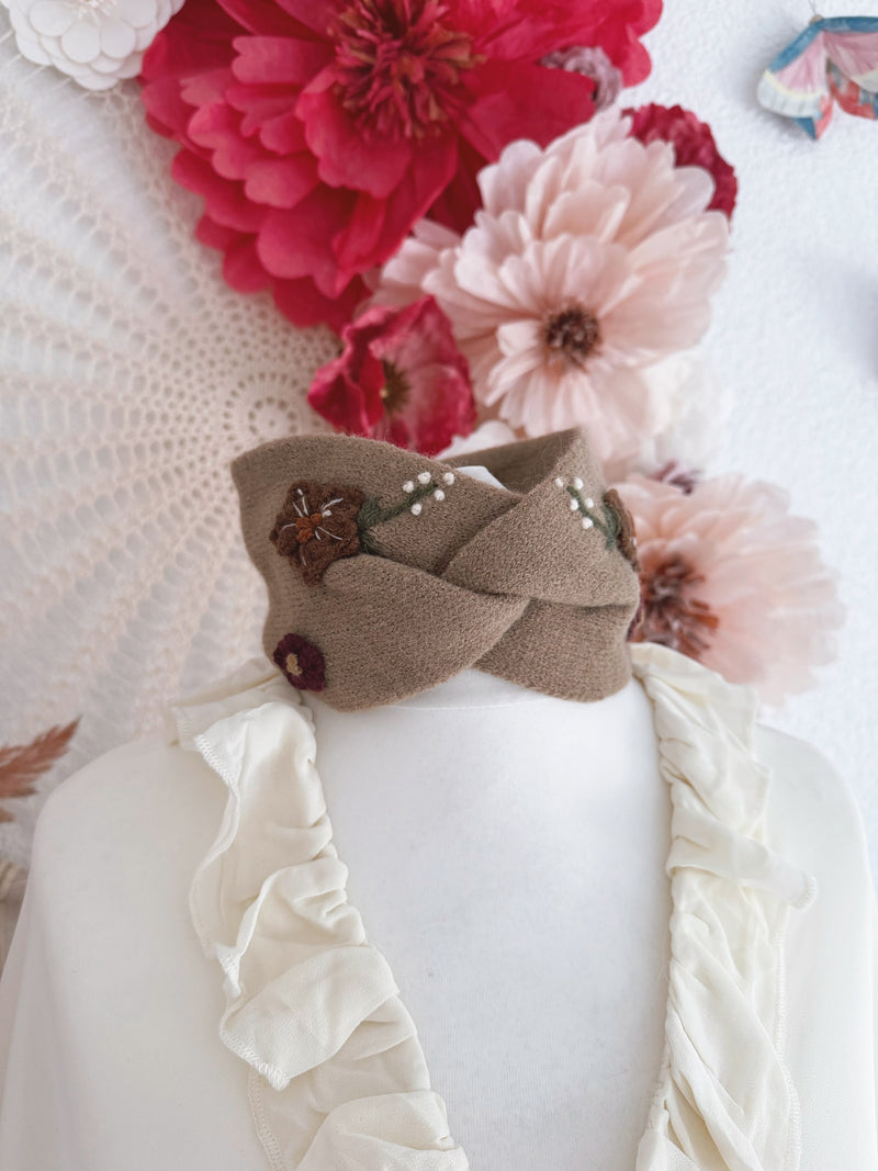 STIRNBAND MIT KNOTEN & STICKEREIEN - TAUPE -