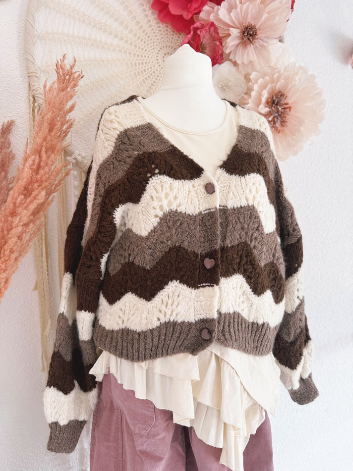 KUSCHELIGE STRICKJACKE MIT HERZIGEN KNÖPFEN IN BRAUN - ONE SIZE -