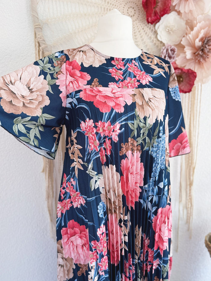 PLISSEEKLEID MIT ÄRMELCHEN UND BLÜTENPRINT IN DUNKELBLAU - ONE SIZE -