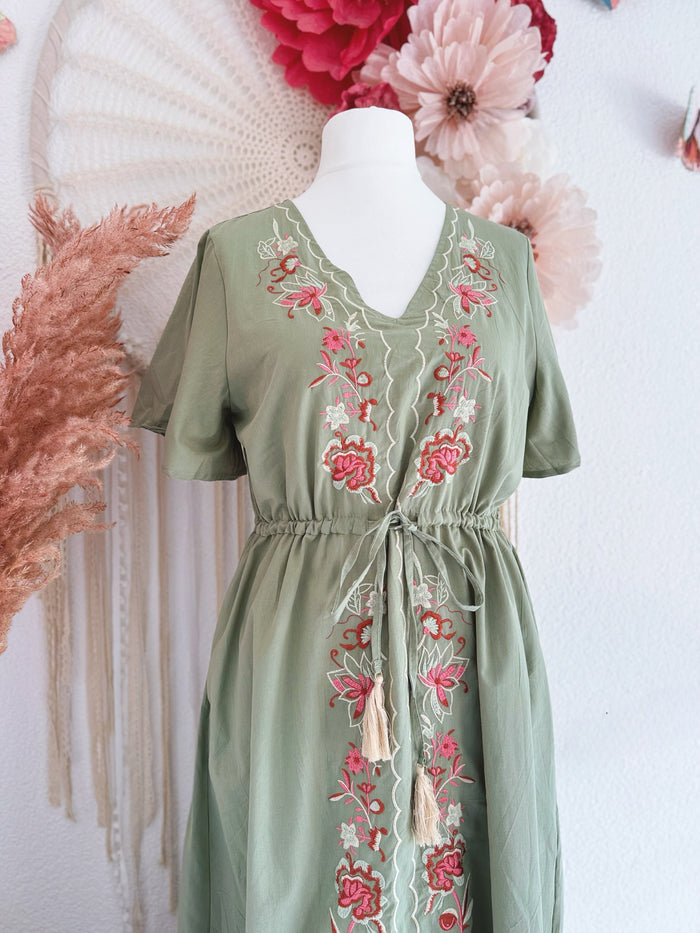 MAXIKLEID MIT BLUMENSTICKEREIEN IN LINDGRÜN - VERSCH. GRÖßEN