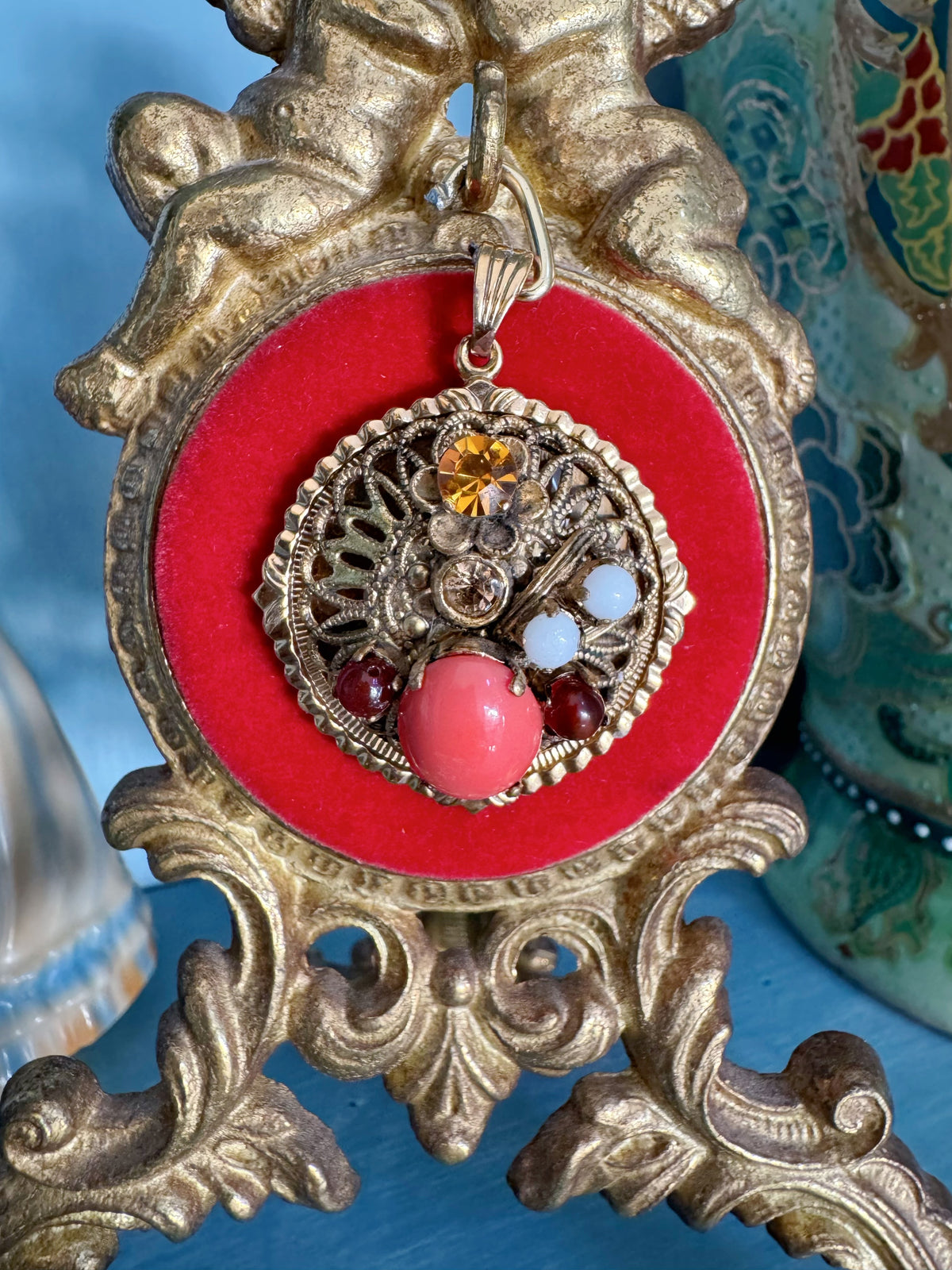 VINTAGE ANHÄNGER MIT CABOCHON IN KORALLE