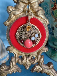 VINTAGE ANHÄNGER MIT CABOCHON IN KORALLE