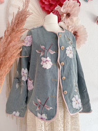 JEANSJACKE MIT WUNDERSCHÖNEN STICKEREIEN UND PERLEN - ONE SIZE -