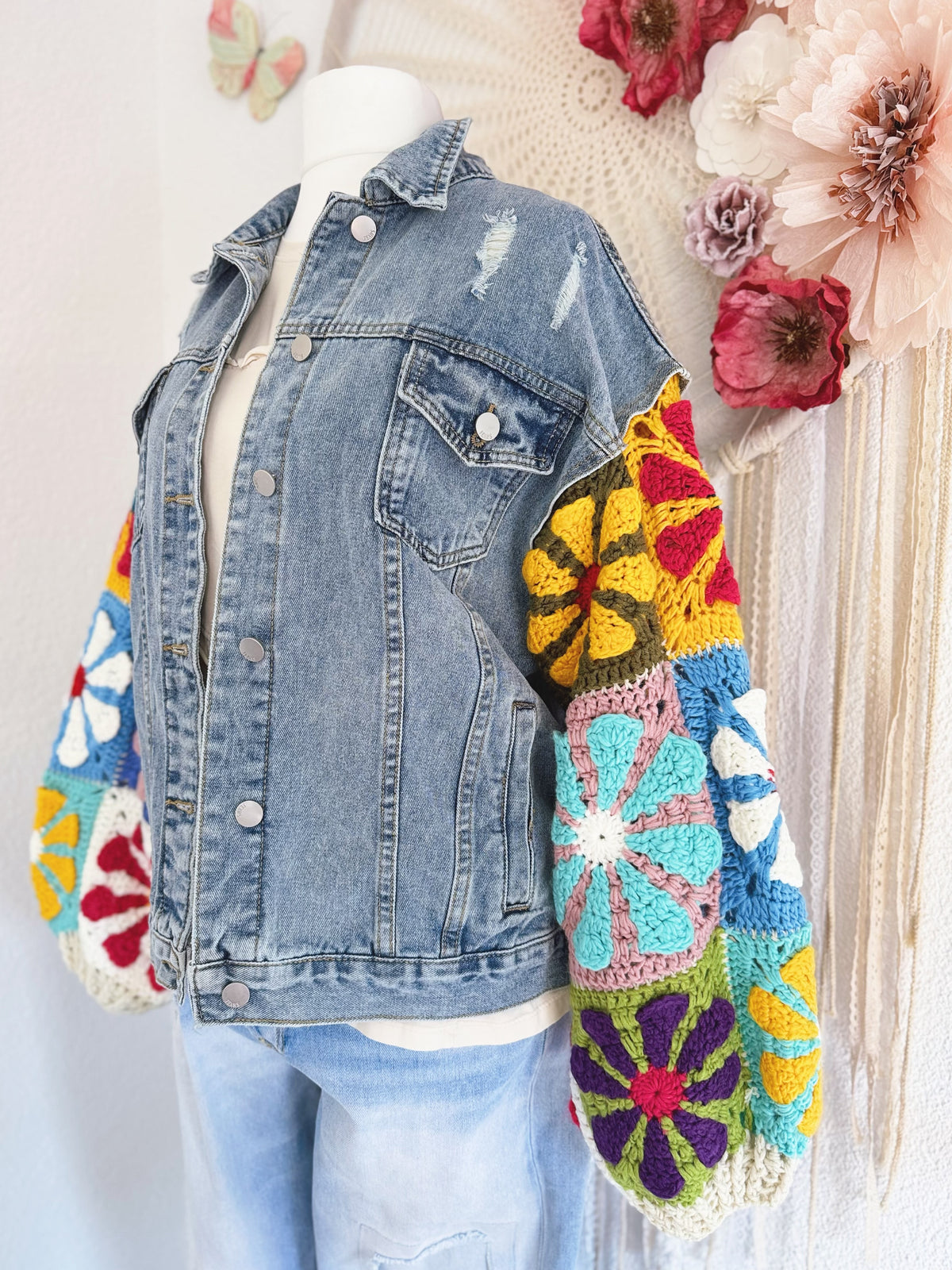 JEANSJACKE MIT BUNTEN CROCHETÄRMELN - ONE SIZE -