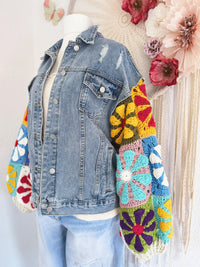 JEANSJACKE MIT BUNTEN CROCHETÄRMELN - ONE SIZE -