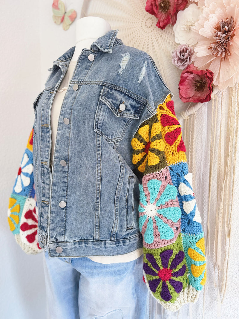 JEANSJACKE MIT BUNTEN CROCHETÄRMELN - ONE SIZE -