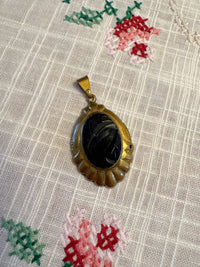 VINTAGE ANHÄNGER MIT GESCHNITZTEM GEMME-STEIN