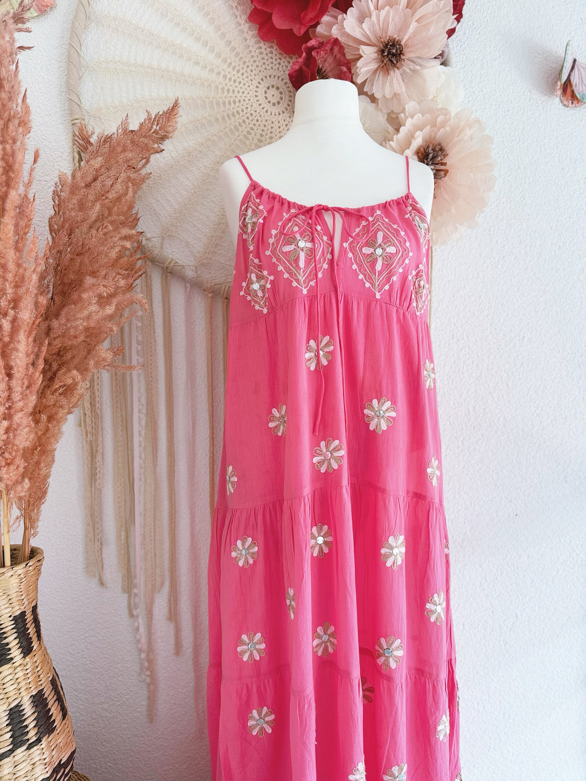 TRÄGERKLEID IN PINK MIT BLUMENSTICKEREIEN - ONE SIZE -