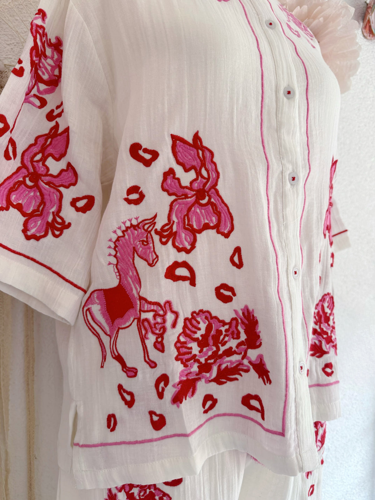 ZAUBERHAFTE BLUSE MIT STICKEREIEN IN ROT & PINK - ONE SIZE -