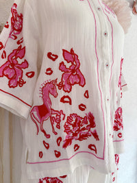 ZAUBERHAFTE BLUSE MIT STICKEREIEN IN ROT & PINK - ONE SIZE -