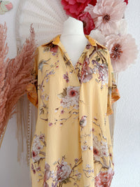 OVERSIZE KLEID MIT VOGELPRINT & PFINGSTROSEN IN GELB - ONE SIZE -