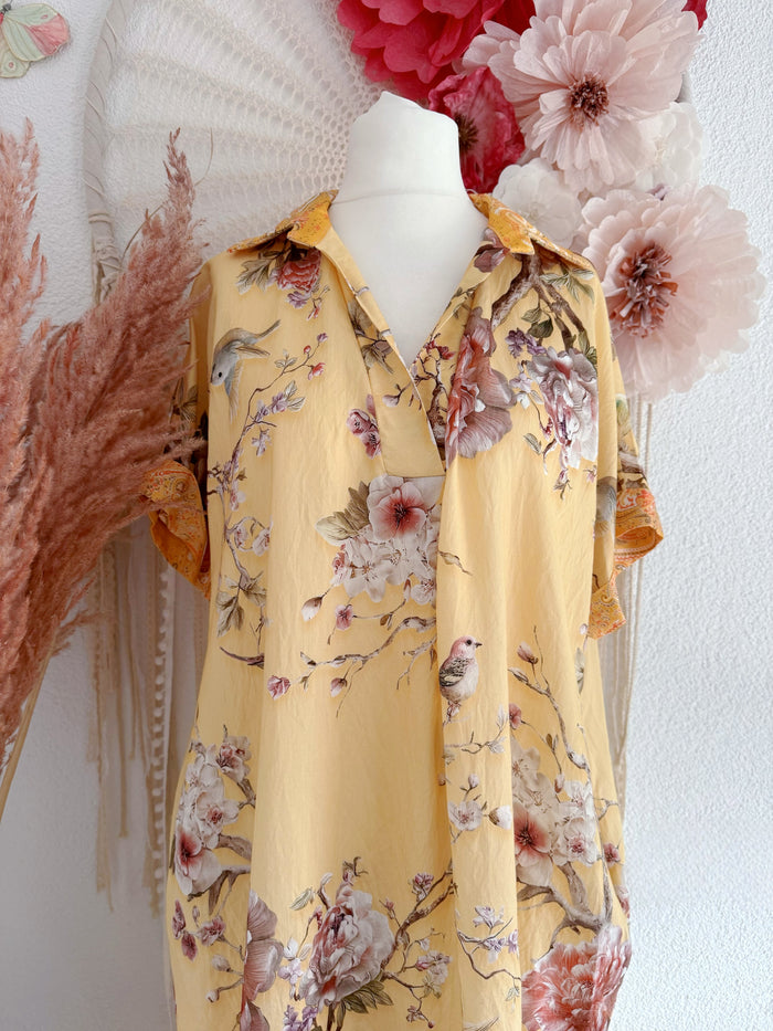 OVERSIZE KLEID MIT VOGELPRINT & PFINGSTROSEN IN GELB - ONE SIZE -