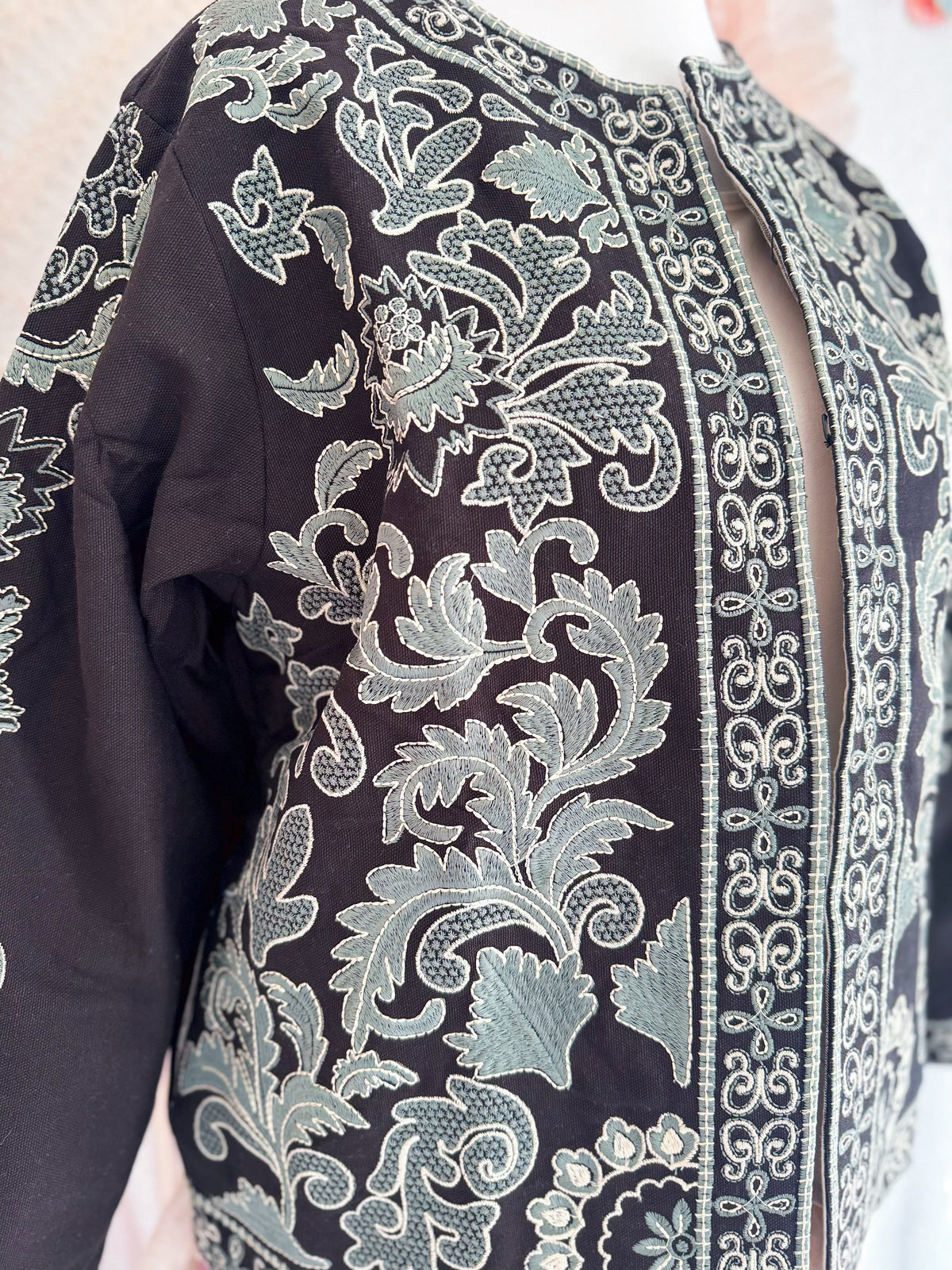 BOHOJACKE IN SCHWARZ MIT STICKEREIEN - ONE SIZE -