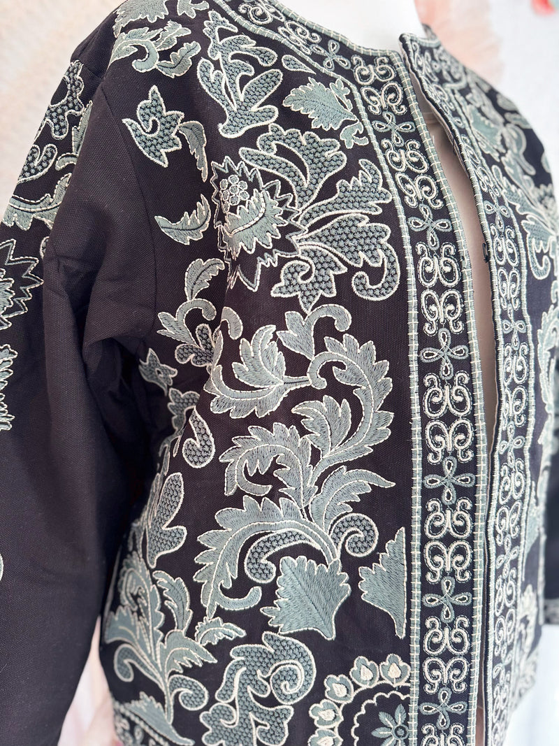 BOHOJACKE IN SCHWARZ MIT STICKEREIEN - ONE SIZE -