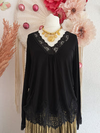 BASIC-SHIRT MIT SPITZE IN SCHWARZ - ONE SIZE -