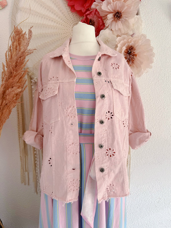 FRÜHLINGSHAFTE HEMDJACKE MIT LOCKSTICKEREI IN ZARTEM ROSA - ONE SIZE -