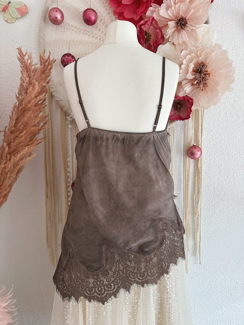 KURZES ASYMMETRISCHES SPITZENTOP IN BRAUN - ONE SIZE -