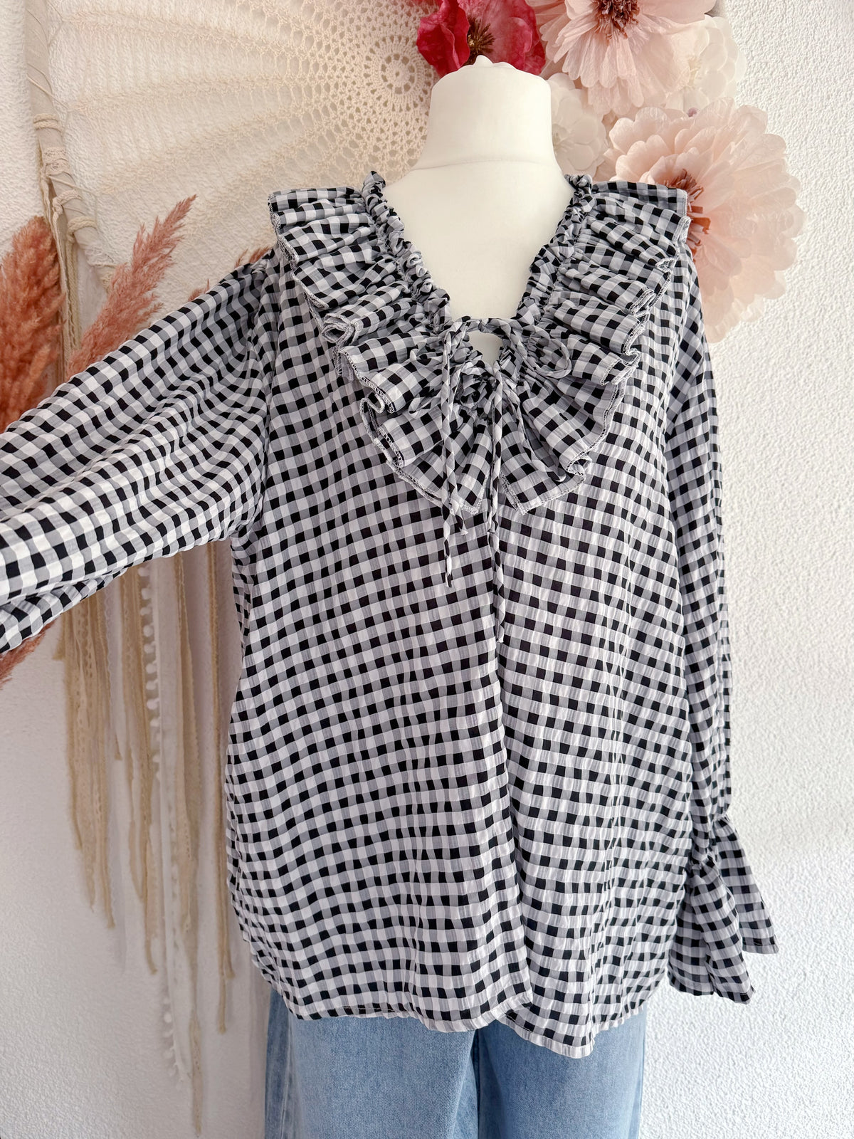 ROMANTISCHE GINGHAM-TUNIKA MIT RÜSCHEN IN SCHWARZ - ONE SIZE -