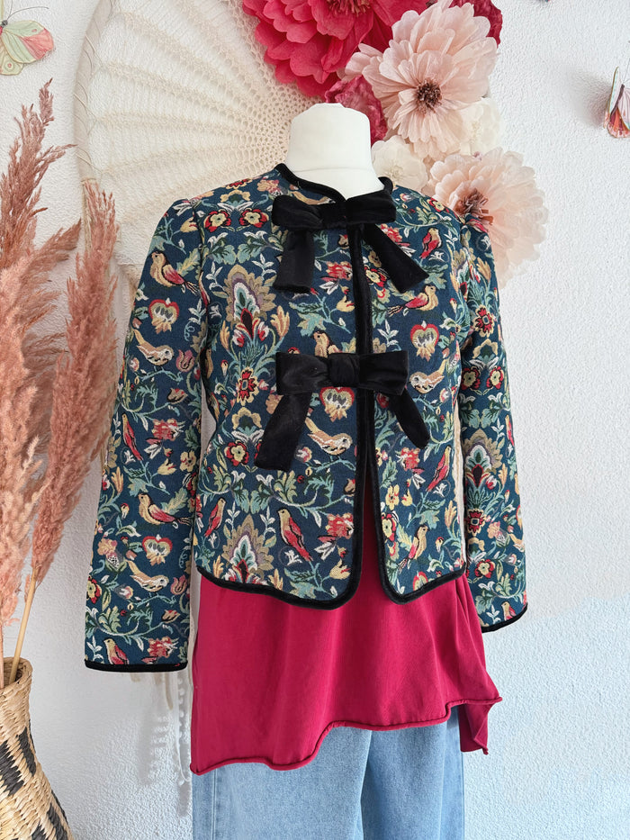 SÜßES JÄCKCHEN MIT SCHLEIFCHEN UND ROMANTISCHEM PRINT - VERSCH. GRÖßEN -