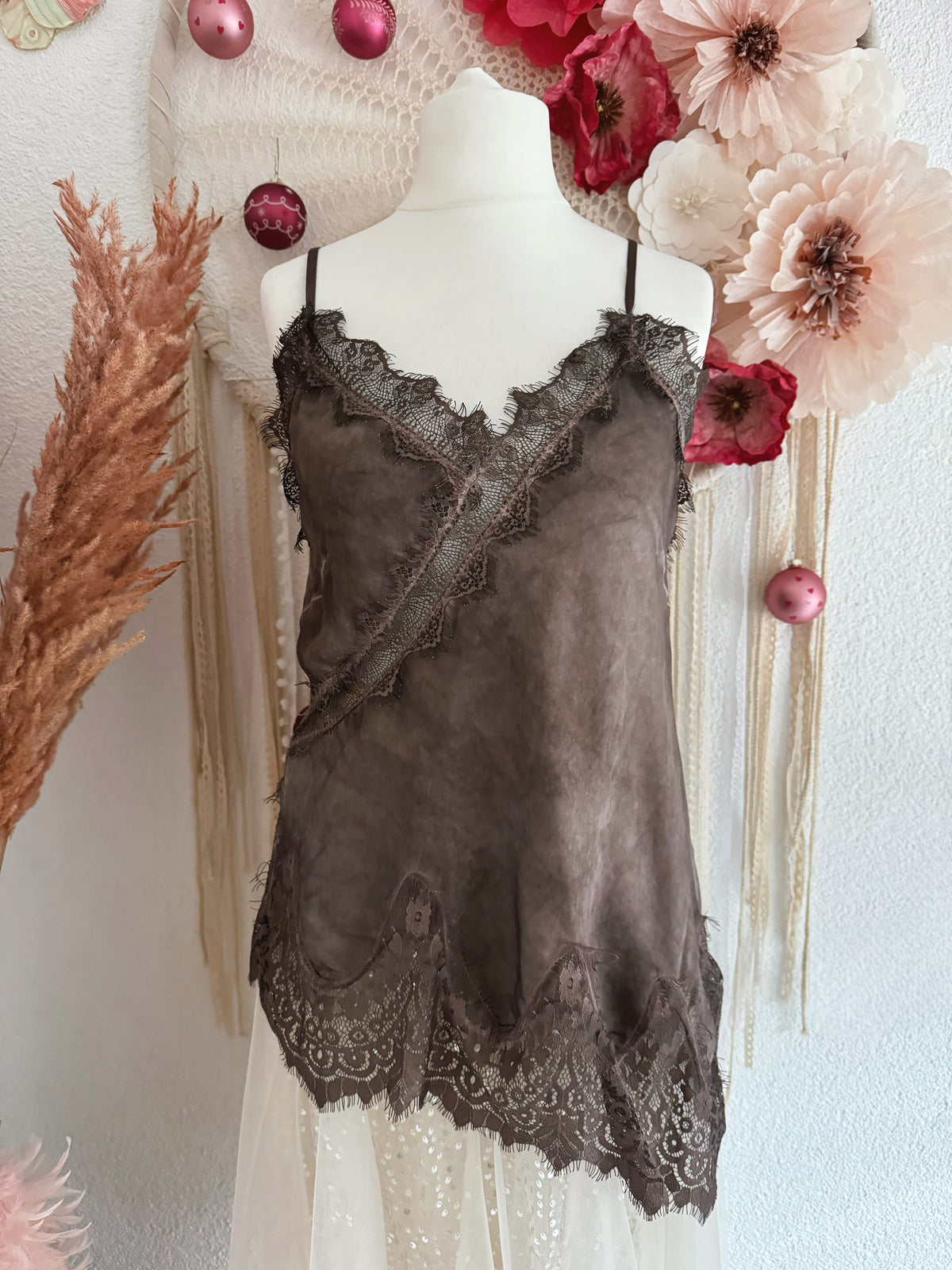 KURZES ASYMMETRISCHES SPITZENTOP IN BRAUN - ONE SIZE -