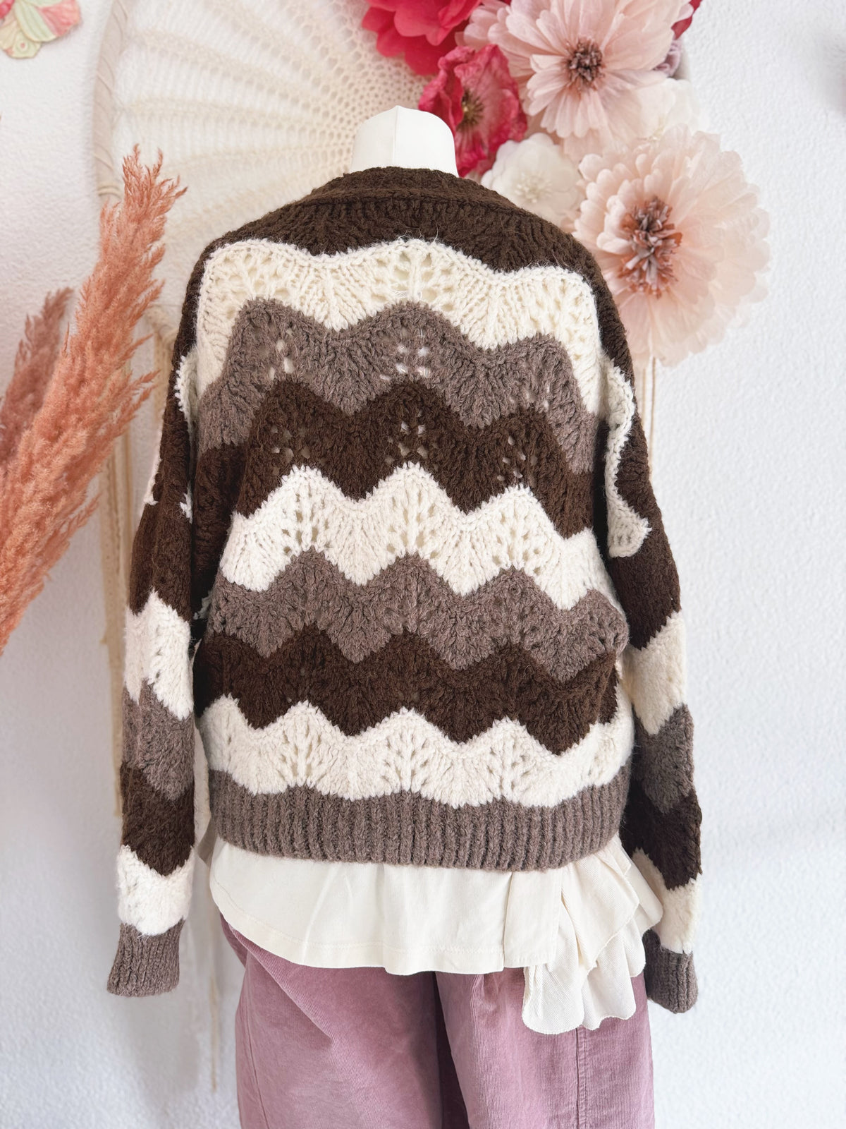 KUSCHELIGE STRICKJACKE MIT HERZIGEN KNÖPFEN IN BRAUN - ONE SIZE -