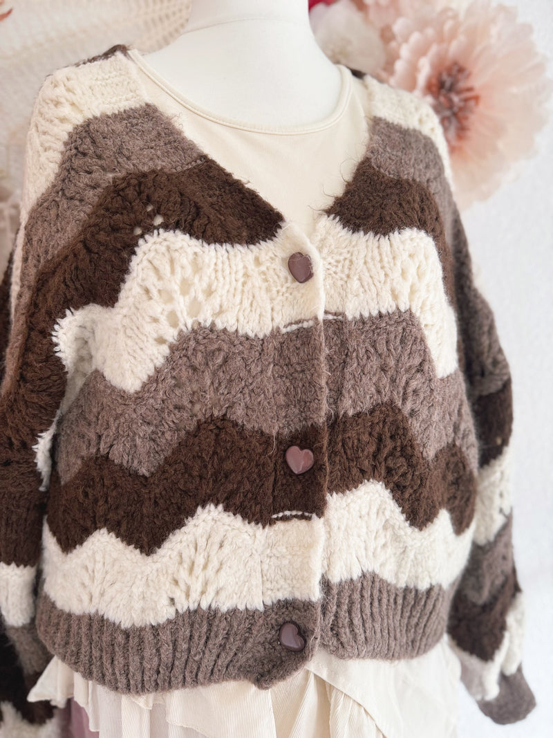 KUSCHELIGE STRICKJACKE MIT HERZIGEN KNÖPFEN IN BRAUN - ONE SIZE -