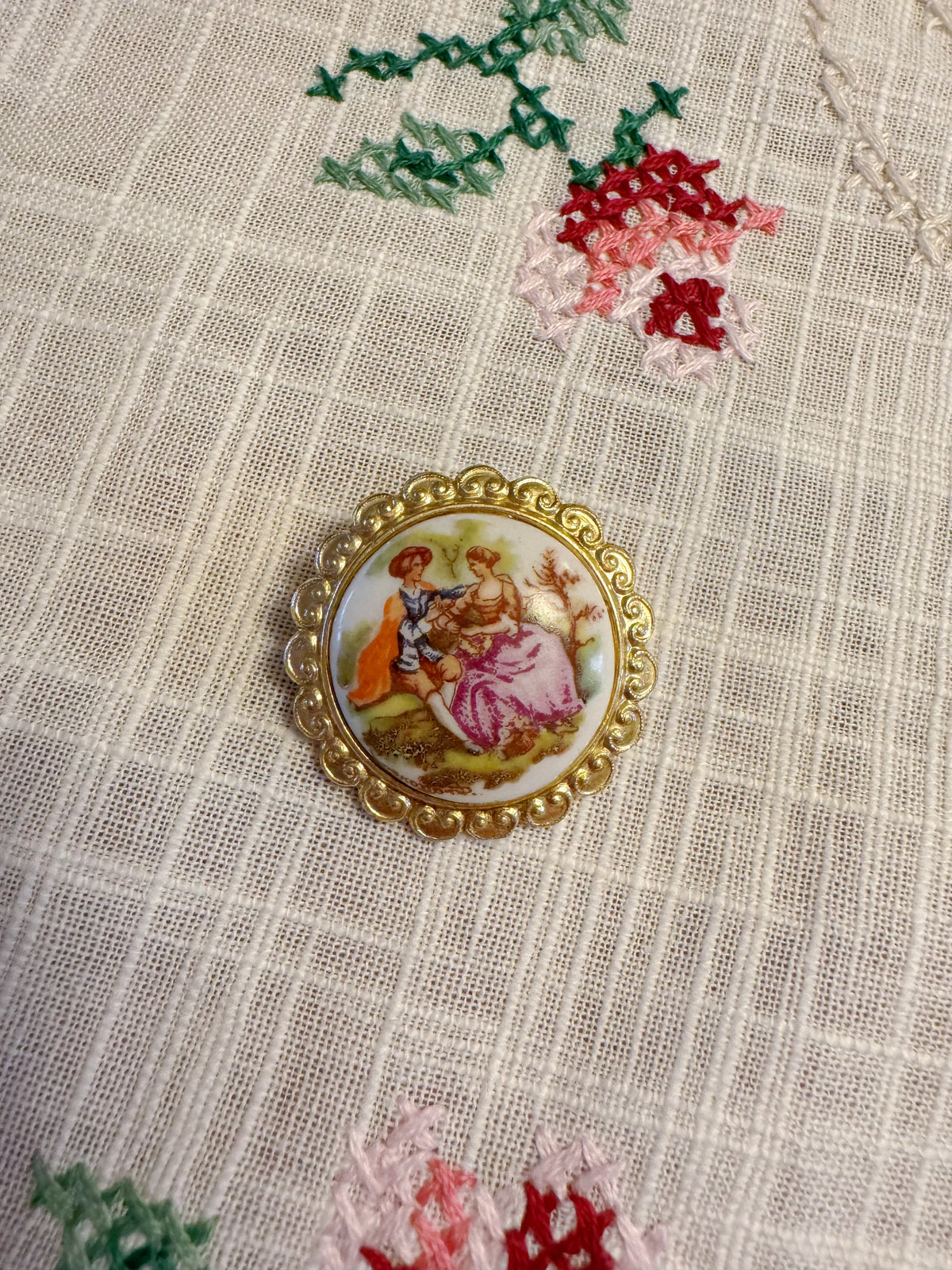 ROMANTISCHE VINTAGE-PORZELLANBROSCHE