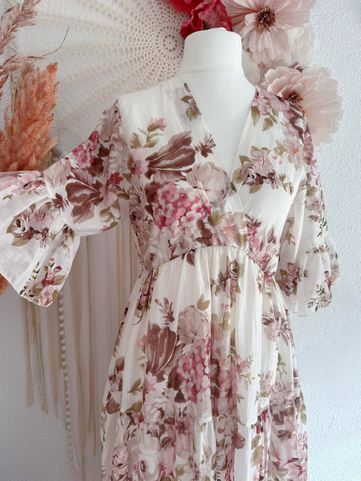 ROMANTISCHES MAXIKLEID MIT BLUMENPRINT UND RÜSCHEN IN CREME - ONE SIZE -