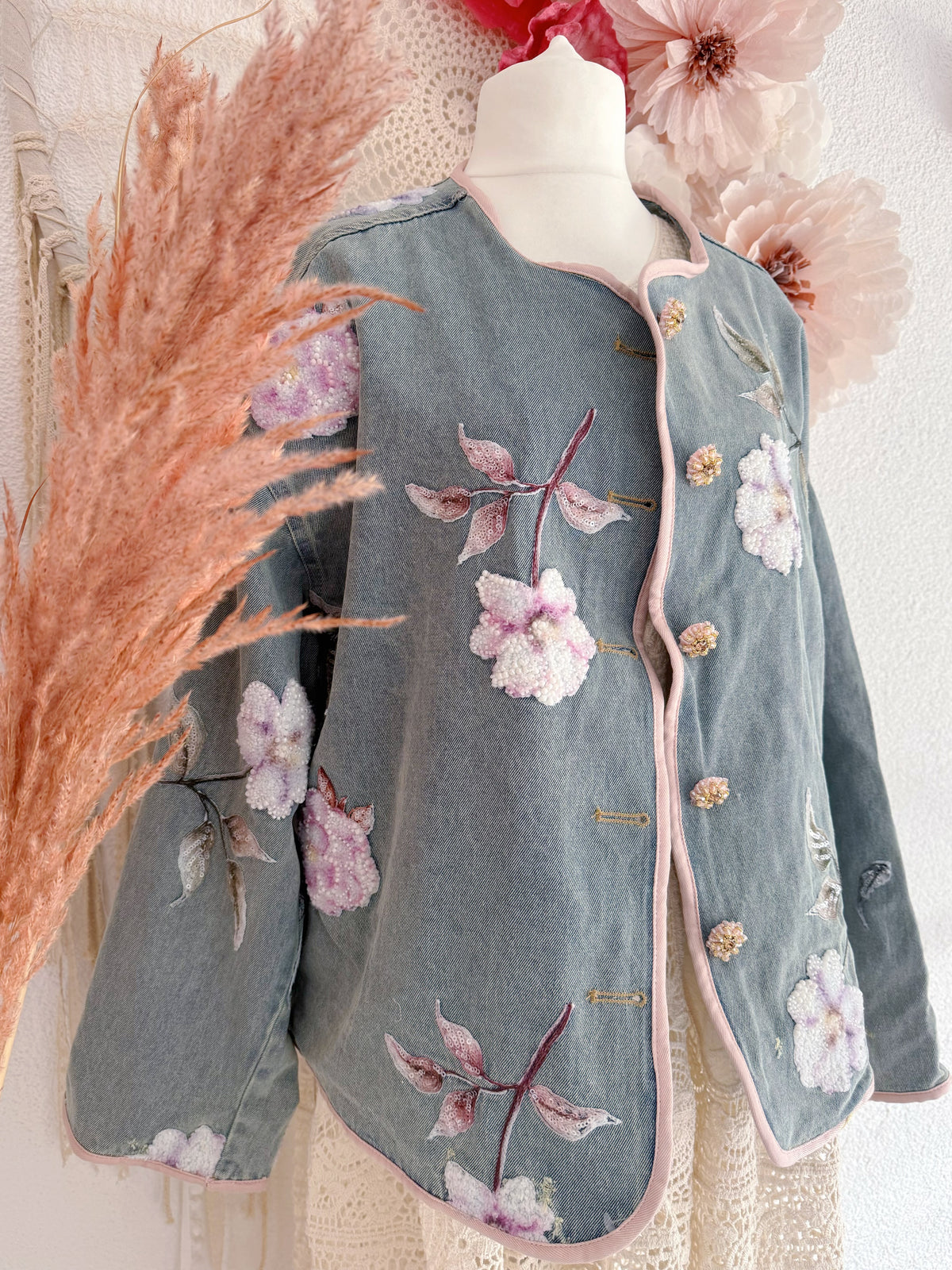 JEANSJACKE MIT WUNDERSCHÖNEN STICKEREIEN UND PERLEN - ONE SIZE -