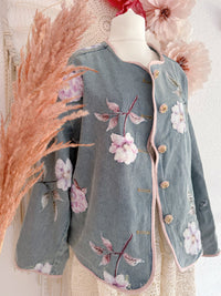 JEANSJACKE MIT WUNDERSCHÖNEN STICKEREIEN UND PERLEN - ONE SIZE -