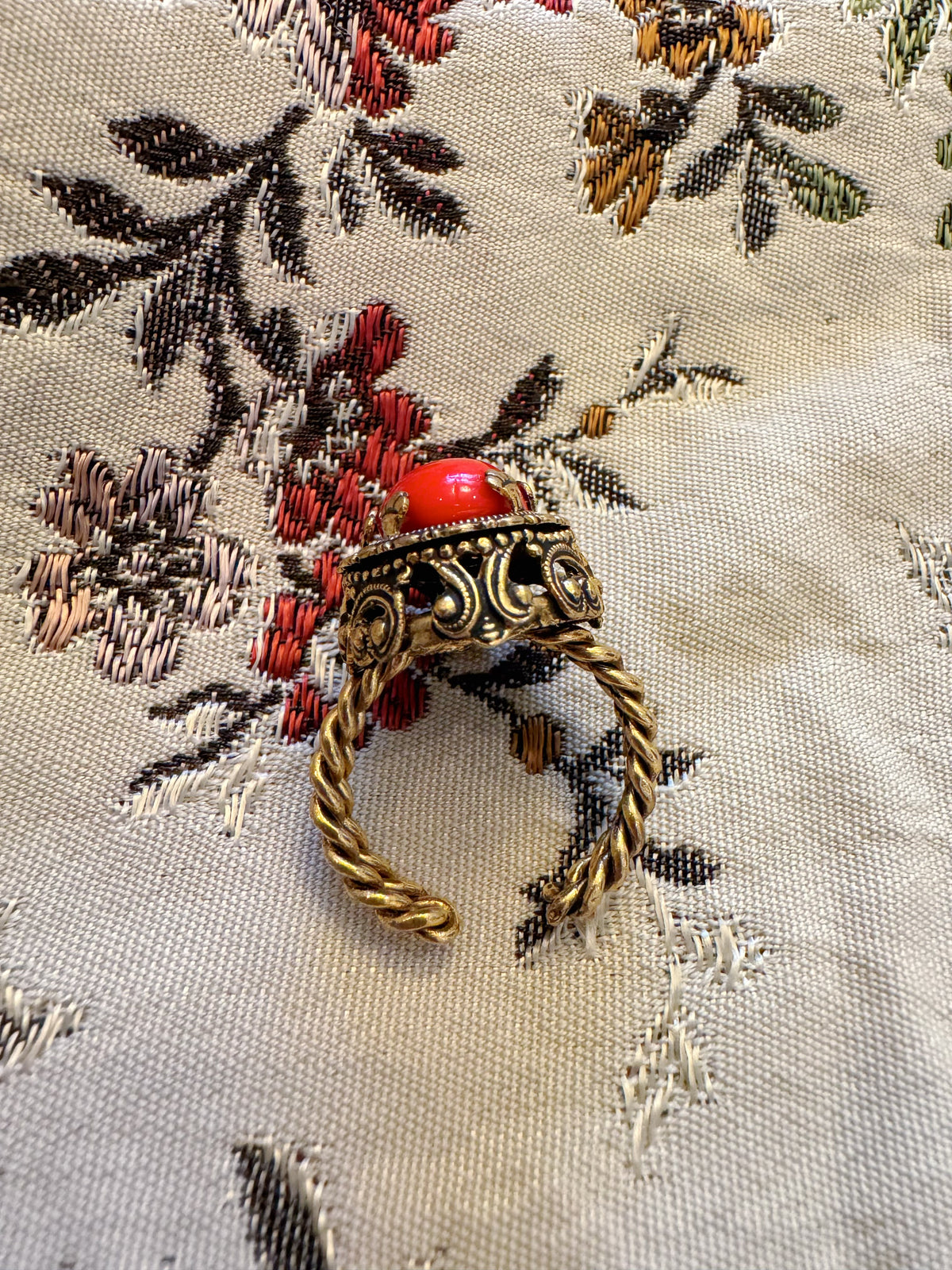 VINTAGE STATEMENT-RING MIT LEUCHTEND ROTEM CABOCHON
