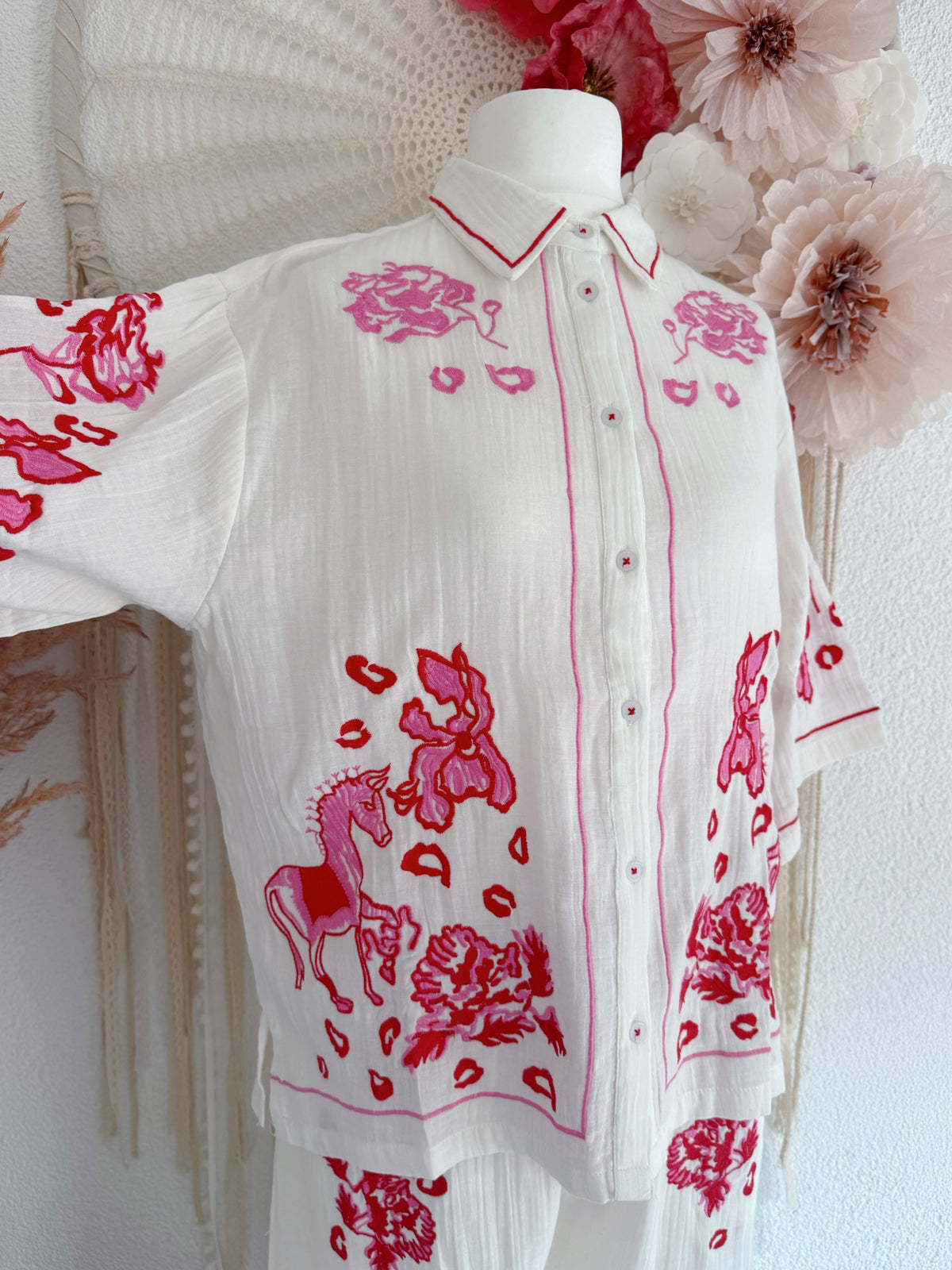 ZAUBERHAFTE BLUSE MIT STICKEREIEN IN ROT & PINK - ONE SIZE -