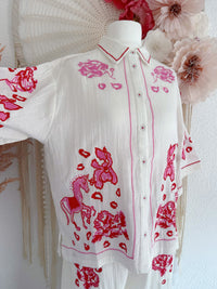 ZAUBERHAFTE BLUSE MIT STICKEREIEN IN ROT & PINK - ONE SIZE -