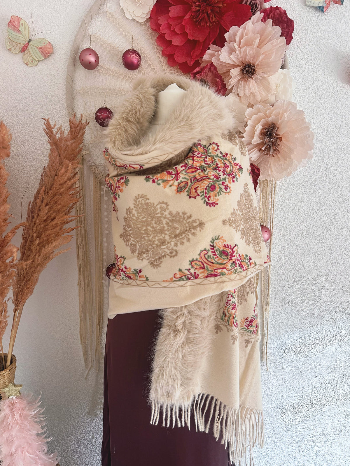 BESTICKTE STOLA MIT KUNSTFELL IN CREME