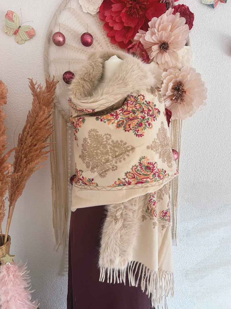 BESTICKTE STOLA MIT KUNSTFELL IN CREME