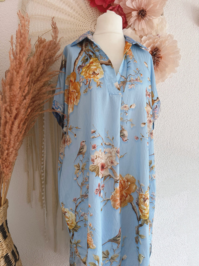 OVERSIZE KLEID MIT VOGELPRINT & PFINGSTROSEN IN BLAU - ONE SIZE -