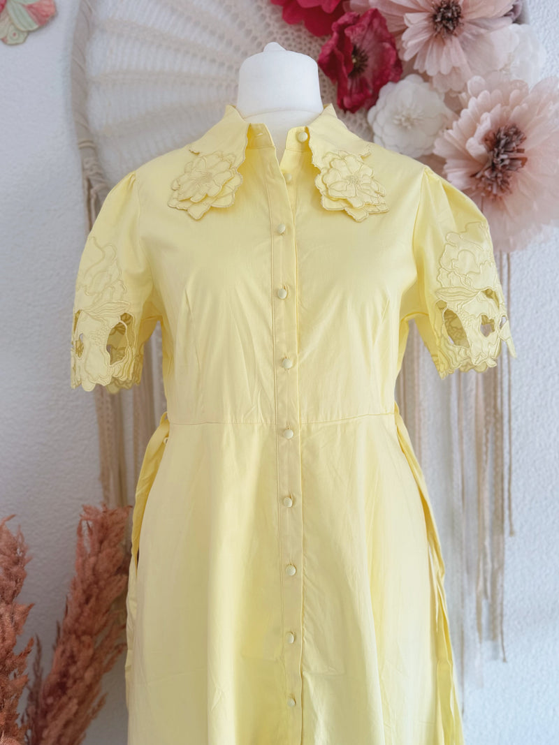HEMDBLUSENKLEID IN ZARTEM GELB MIT SPITZENKRAGEN - VERSCH. GRÖßEN