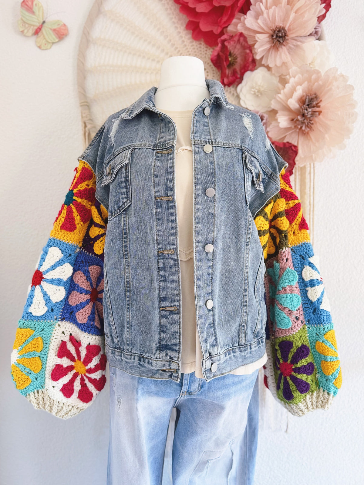 JEANSJACKE MIT BUNTEN CROCHETÄRMELN - ONE SIZE -