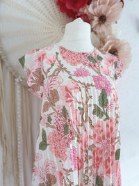 PLISSEEKLEID MIT BLÜTENPRINT IN ROSA - ONE SIZE -