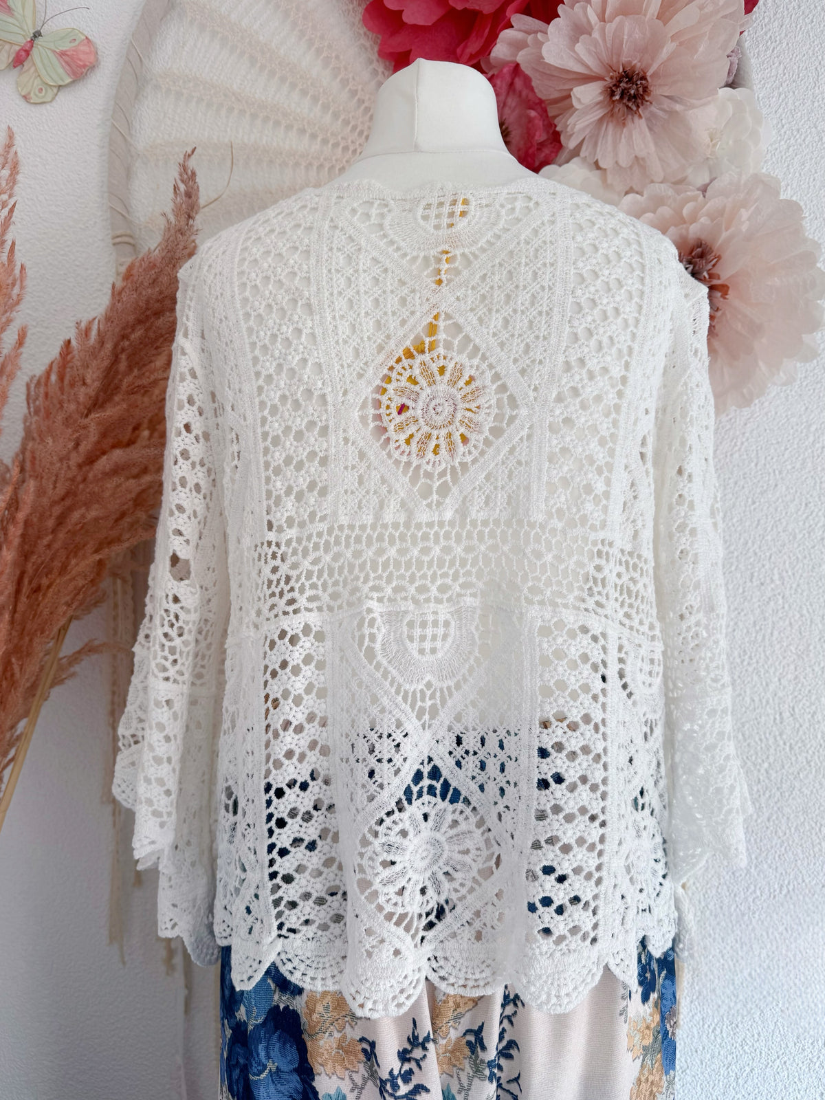 CROCHETOBERTEIL MIT BLÜTENMUSTER UND AUSGESTELLTEN ÄRMELN IN WEIß - ONE SIZE -