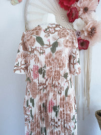 PLISSEEKLEID MIT ÄRMELCHEN UND BLÜTENPRINT IN BEIGE - ONE SIZE -
