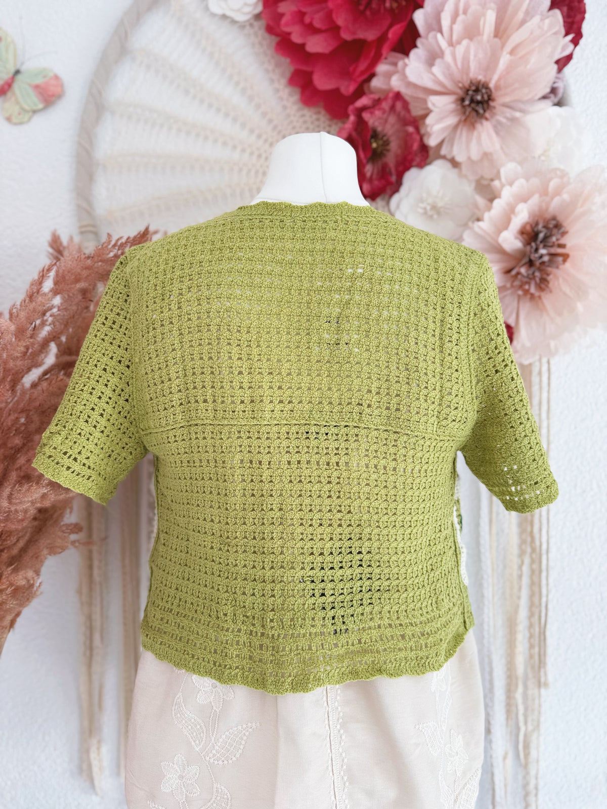 CROCHETJÄCKCHEN MIT BLUMEN IN GRÜN - ONE SIZE -