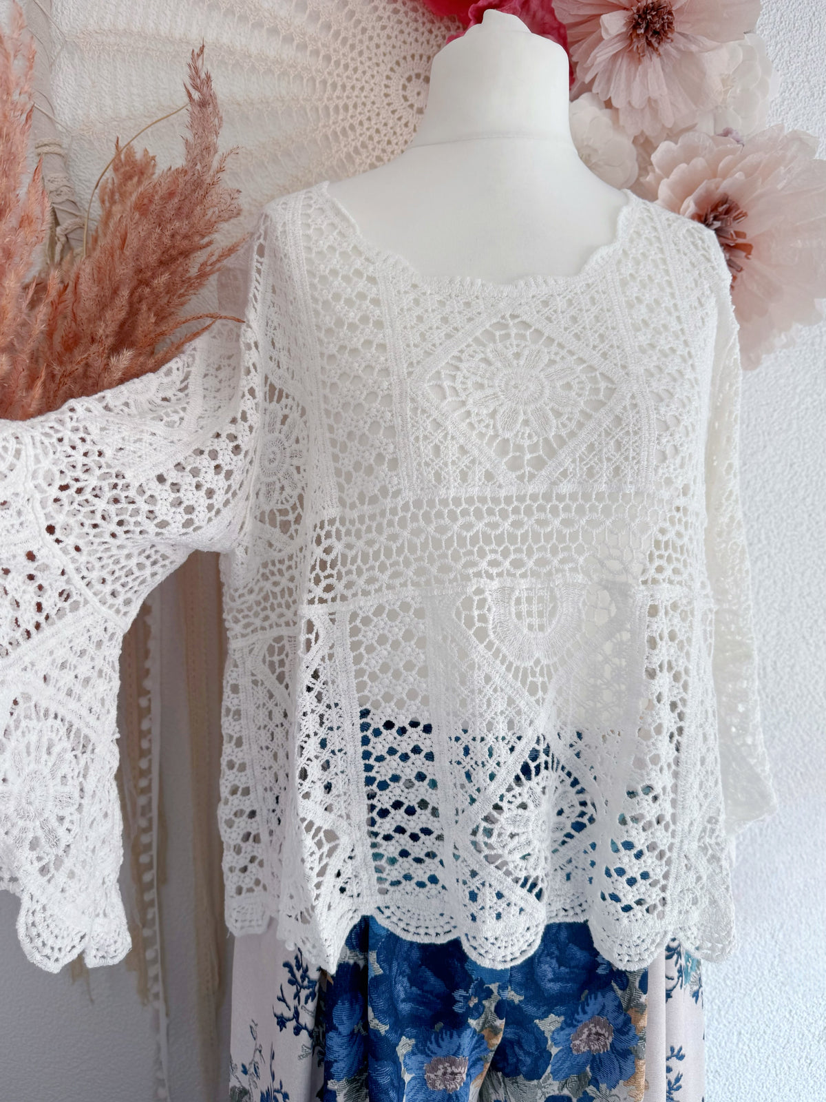 CROCHETOBERTEIL MIT BLÜTENMUSTER UND AUSGESTELLTEN ÄRMELN IN WEIß - ONE SIZE -