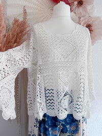 CROCHETOBERTEIL MIT BLÜTENMUSTER UND AUSGESTELLTEN ÄRMELN IN WEIß - ONE SIZE -