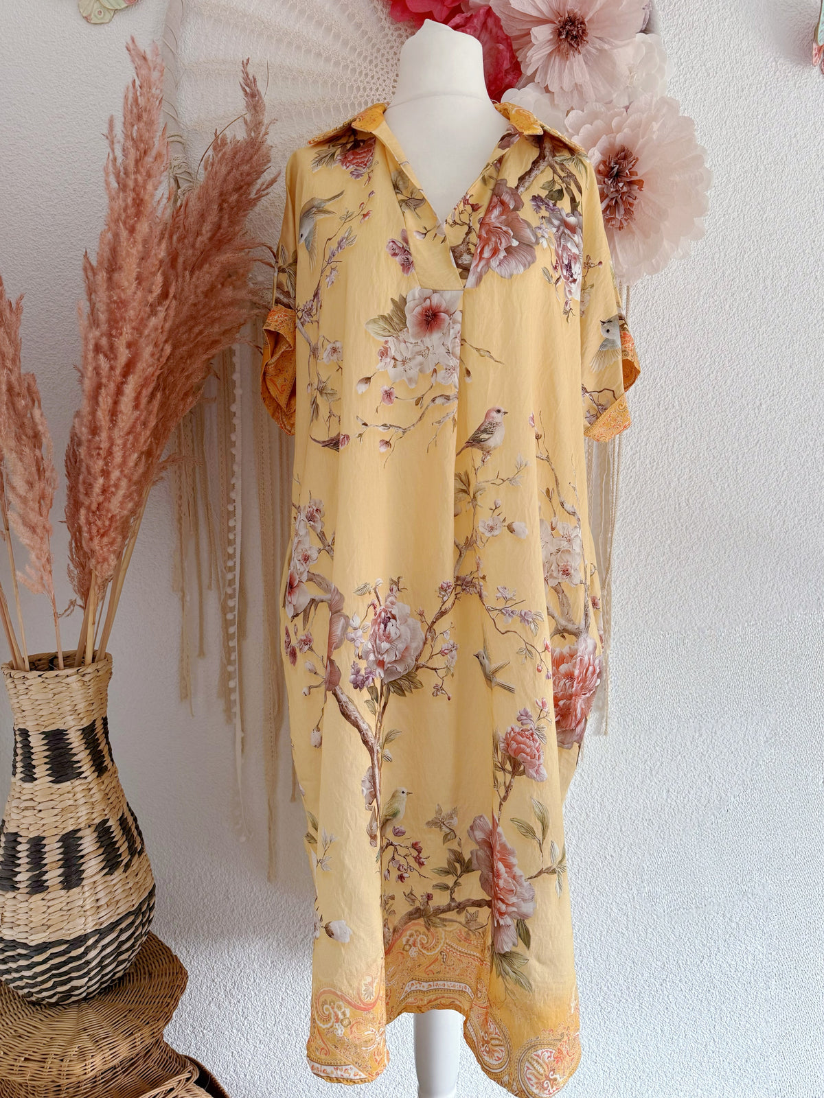 OVERSIZE KLEID MIT VOGELPRINT & PFINGSTROSEN IN GELB - ONE SIZE -